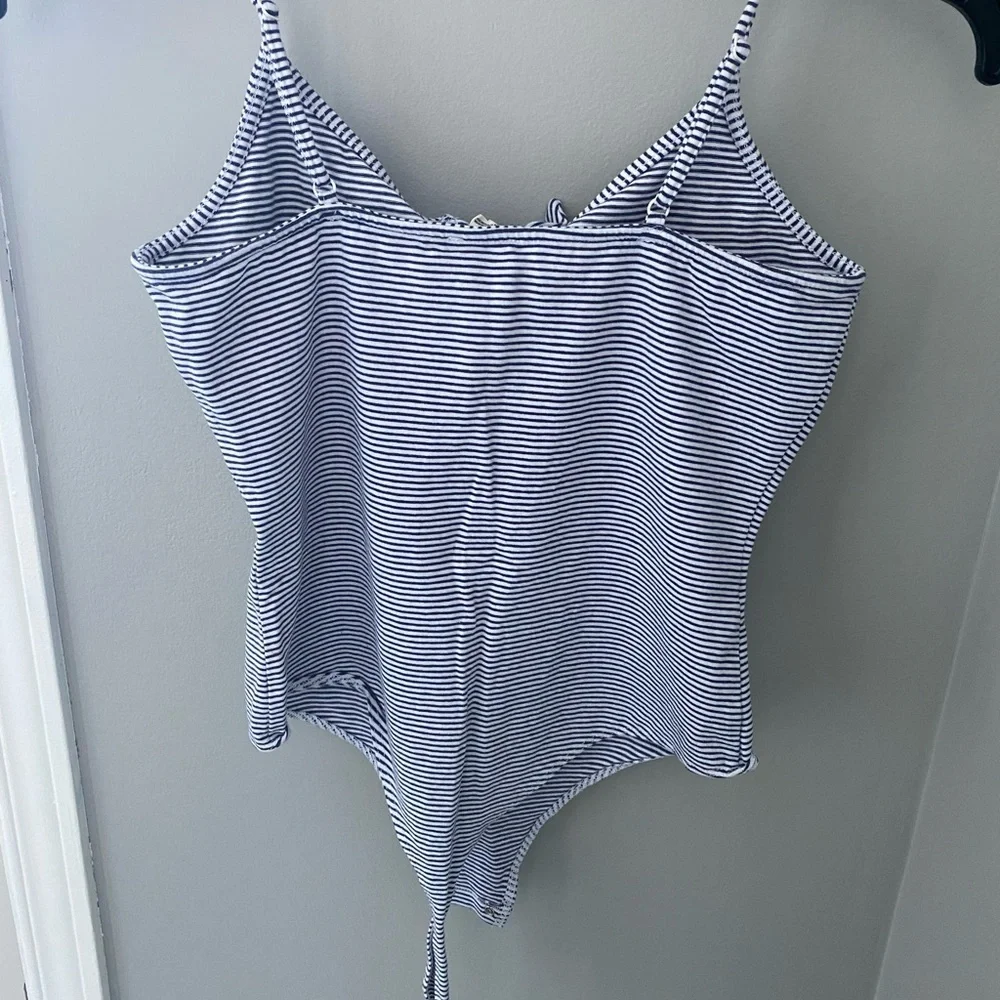 Garage — White and navy blue stripes bodysuit with knotted bow and snap closure - Picture 2 of 6